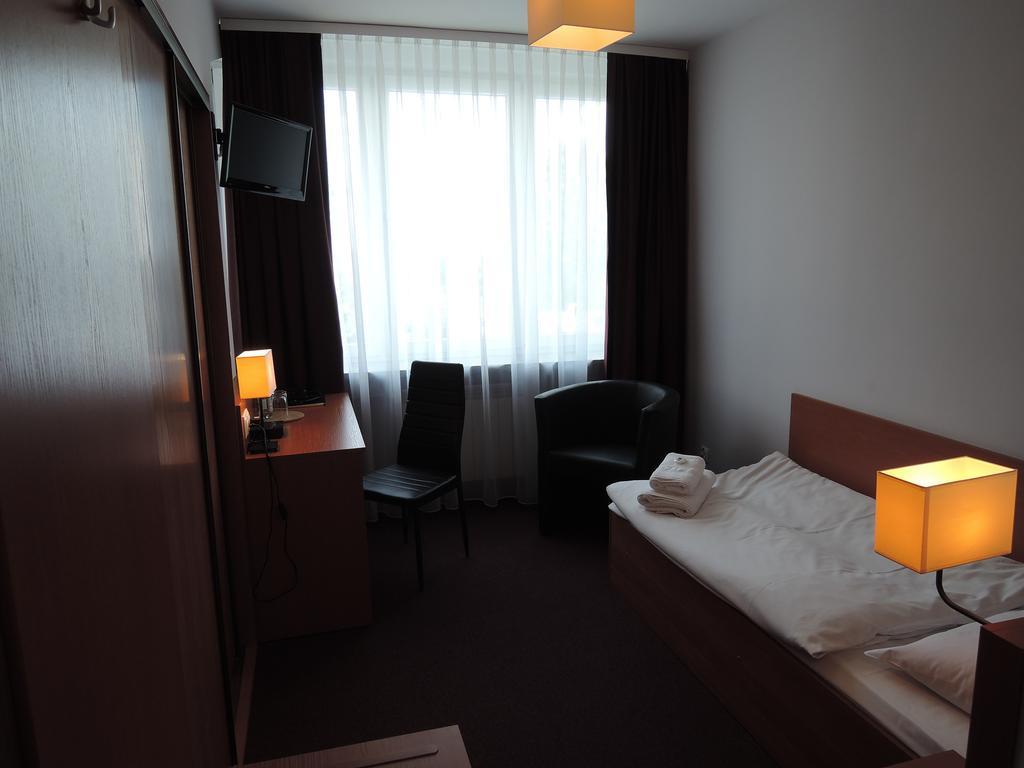 Hotel Pzmot Люблин Экстерьер фото