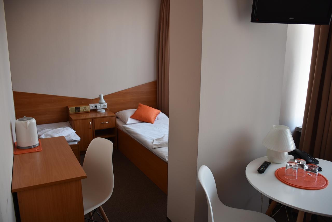 Hotel Pzmot Люблин Экстерьер фото