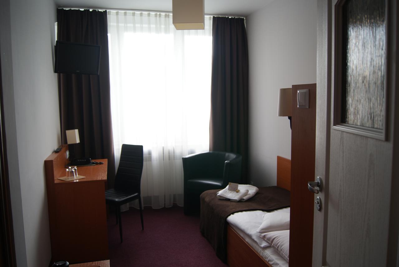 Hotel Pzmot Люблин Экстерьер фото
