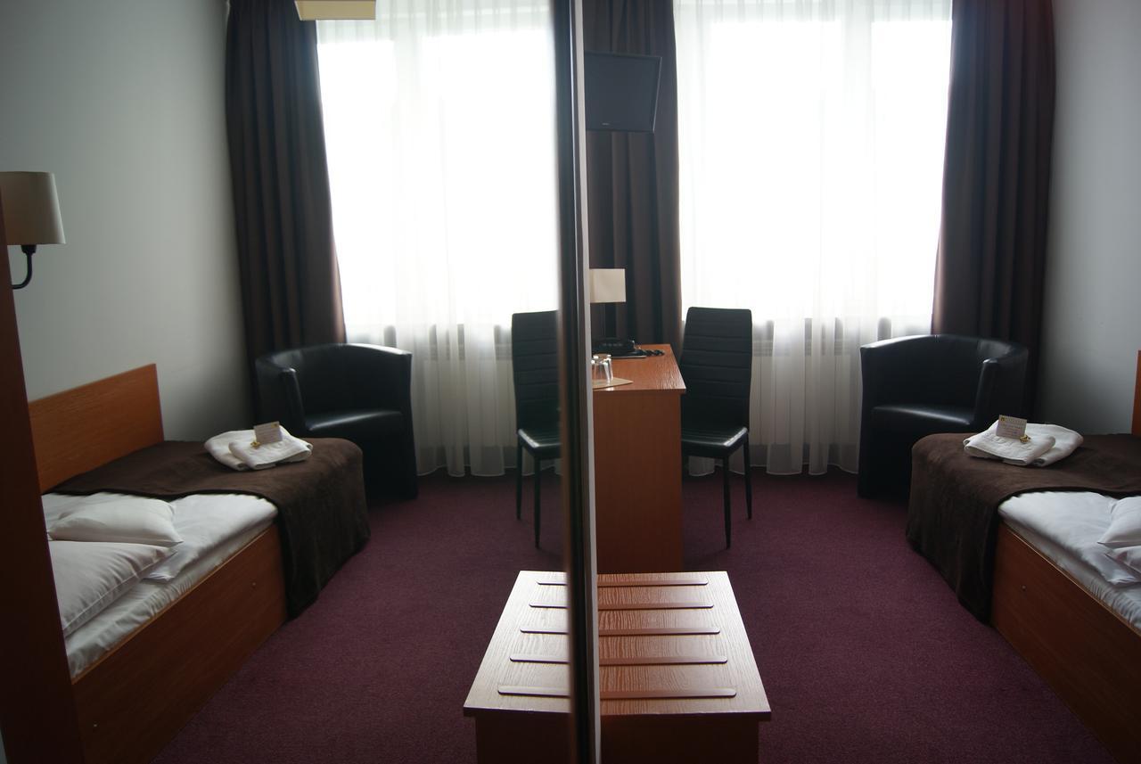 Hotel Pzmot Люблин Экстерьер фото